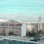 Warszawski Hongkong, Kultowe Miejsce Apartmán *