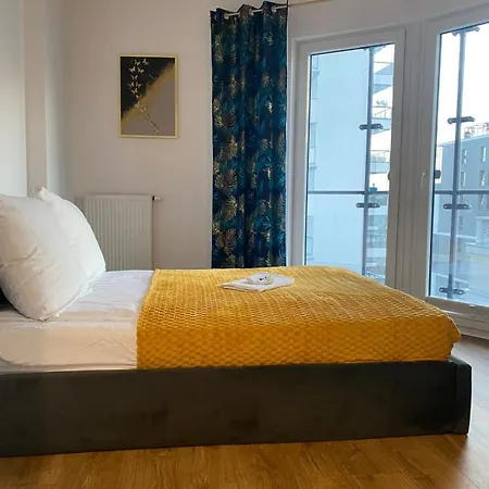 Warszawski Hongkong, Kultowe Miejsce Apartment