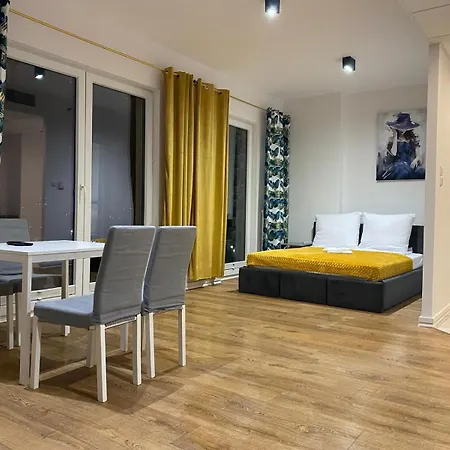 Warszawski Hongkong, Kultowe Miejsce Apartment *